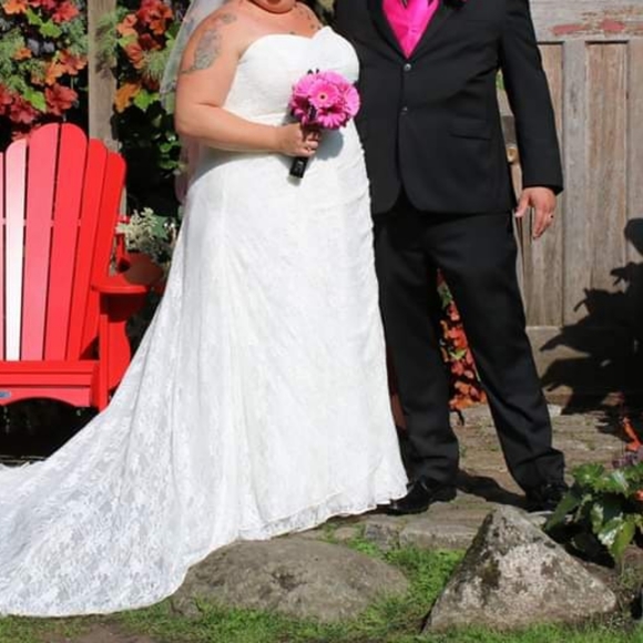 Plus size ivory lace wedding dress - Picture 6 of 8